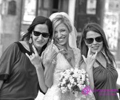 Foto scherzosa della sposa con le amiche