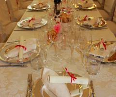 Allestimento oro e rosso