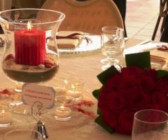 Centrotavola con bouquet per il ricevimento di matrimonio