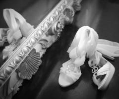 Dettaglio delle scarpe della sposa