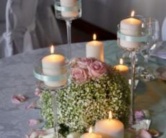 Centrotavola candele e fiori per le nozze