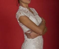 Vestito da sposa stretto a maniche corte