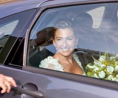 Foto della sposa sulla macchina da cerimonia