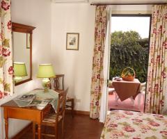 Interno stanza da letto con balcone presso Agriturismo Limoneto Siracusa
