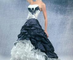 Fantastico ed originale abito da sposa dai colori contrastanti