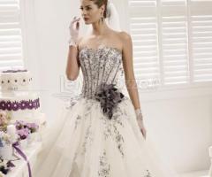 Abito da sposa originale e dai colori contrastanti