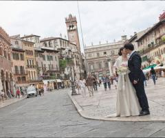 Foto degli sposi in giro per la città