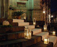 Addobbo scalinata della chiesa con lanterne - Rose e Fiori