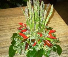 Centrotavola con asparagi e peperoncini per le nozze