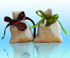 Sacchettino portaconfetti confezionato nei laboratori delle comunità - Gruppo Abele