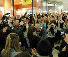 Flash mob per proposta di matrimonio.