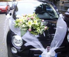 Addobbi floreali per la macchina da cerimonia di nozze
