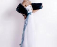 Collezione Unique - Vestito da sposa in seta e georgette, colore bianco con particolari in pizzo verde-oro ricamati a mano. Euro 1.200