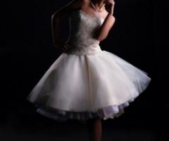 Collezione Unique - Vestito da sposa con gonna corta in seta e tulle e corpetto ricamato con pizzo color oro. Euro 900