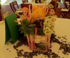 Centrotavola di fiori e candele per i tavoli delle nozze