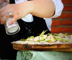 Chef a lavoro durante la preparazione del buffet di nozze