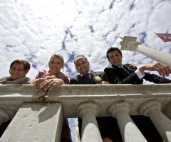 Foto degli sposi con i testimoni