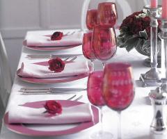 Tavolo del matrimonio allestito con rose rosse