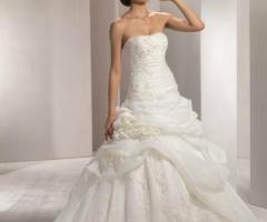 Ricami e pizzi pregiati per un abito da sposa moderno ed elegante