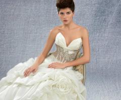 Abito da sposa moderno dall'importante scollatura a cuore