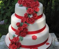 Torta nuziale con rose rosse