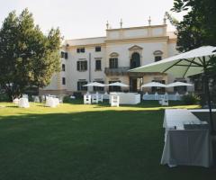 Allestimento del matrimonio in giardino