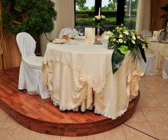 Mise en place del tavolo degli sposi
