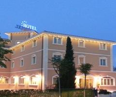 la facciata della villa