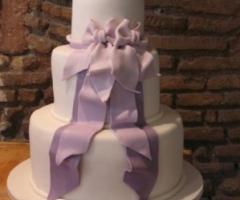 Torta nuziale con fiocco