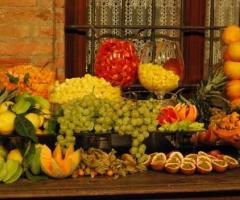 Buffet coreografico di frutta per matrimonio
