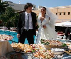Gli sposi con il tavolo del buffet a bordo piscina - Il Brigantino Barletta