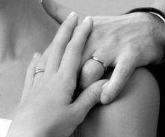 Foto degli sposi con la fede al dito