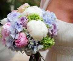 Bouquet per la sposa di peonie, rose e ortensie