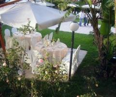 Villa Tropicana - Allestimento dei tavoli per il ricevimento sotto al gazebo
