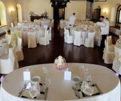 Mise en place bianca con dettagli lilla