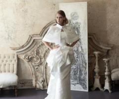 Abito da sposa con coprispalle geometrico