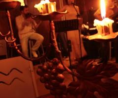 Il trio musicale durante un'esibizione