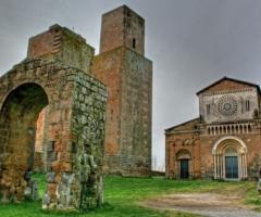 la bellissima basilica di san Pietro a Tuscania.