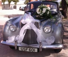 Bentley addobbata per il matrimonio