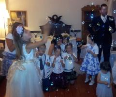 Giochiamo con le bolle di sapone insieme agli sposi