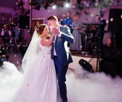 EFFETTI SPECIALI
Caratterizzano quello che in gergo viene chiamata "La Ciliegina sulla Torta". Un momento sorprendente che racchiude in se un momento come se fosse una favola. Danzare su una Nuvola di Fumo, da Fontane di Scintille.