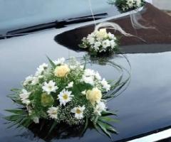 Auto per matrimonio con bouquet