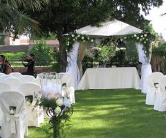 Allestimento con un gazebo per la cerimonia di matrimonio in giardino