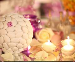 Decorazione con confetti e candele per i tavoli delle nozze