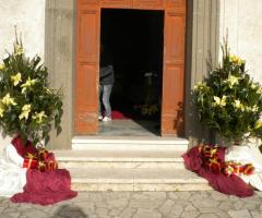 Allestimento floreale per l'ingresso della chiesa