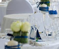 Allestimento dei tavoli per il matrimonio
