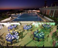 Allestimento di un matrimonio a bordo piscina con tavoli rotondi