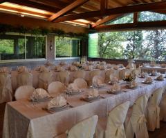 Terrazza e porticato in legno per il ricevimento di matrimonio
