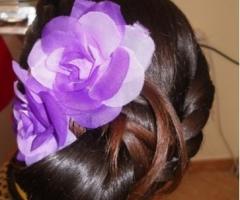 Applicazione di fiori nei capelli