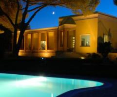 Ampia piscina illuminata disponibile presso l'Hotel il Parco